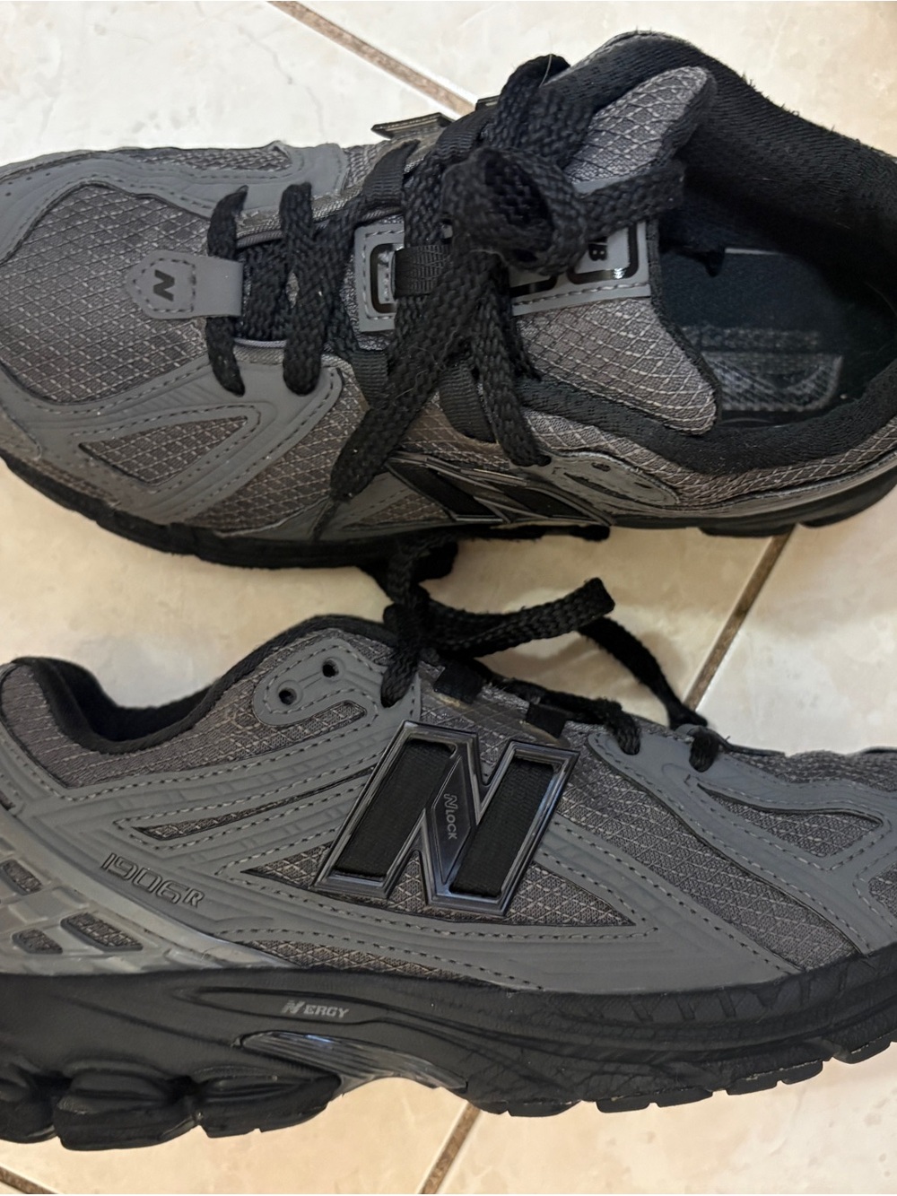 New Balance Gray and Black Trail-Style Sneakers Boys size 4 - Picture 4 of 15